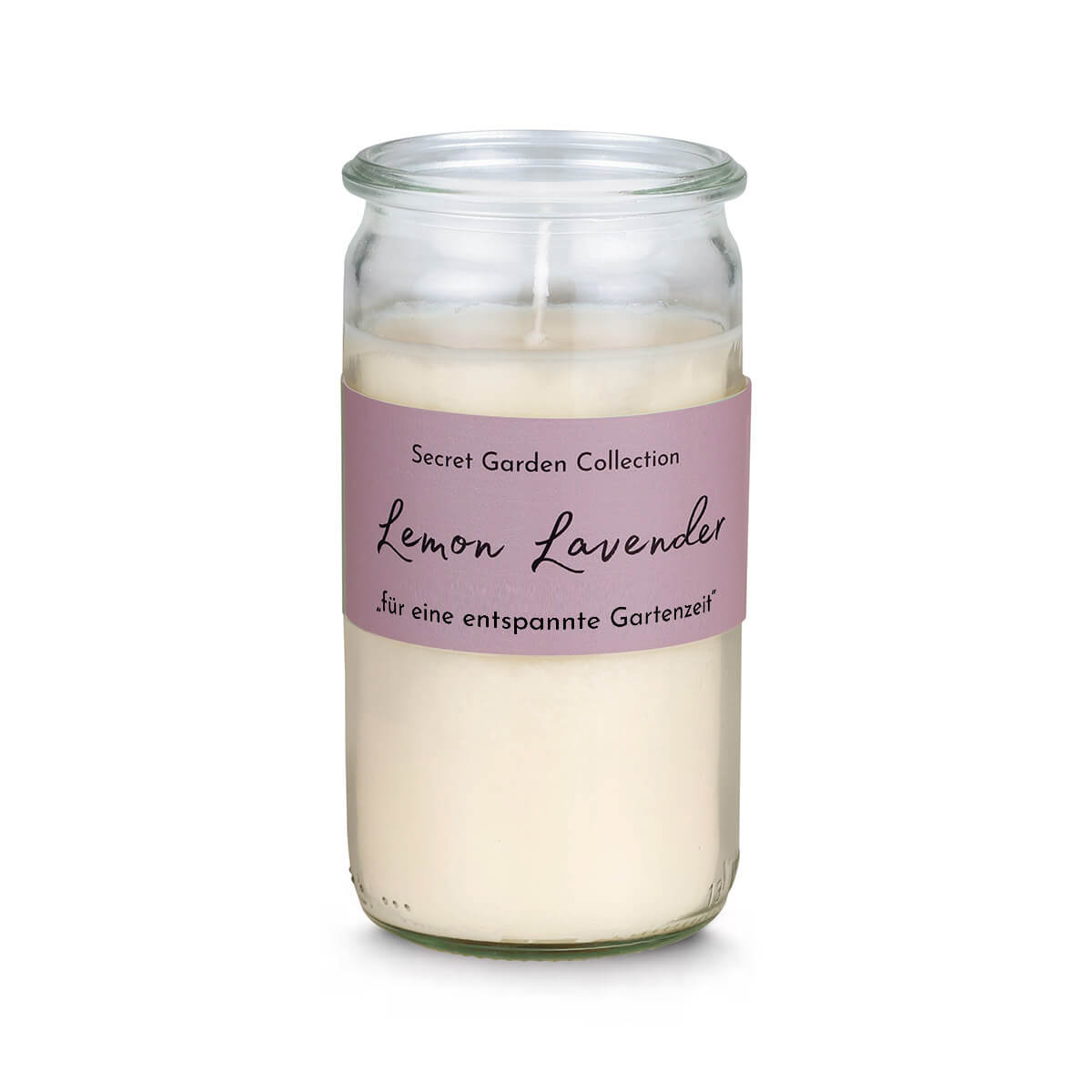 Candela in contenitore di vetro trasparente con cera beige chiaro e stoppino a vista. Etichetta rosa: Secret Garden Collection; sotto: Lemon Lavender e "per un momento di relax in giardino". Spenta, su sfondo bianco.
