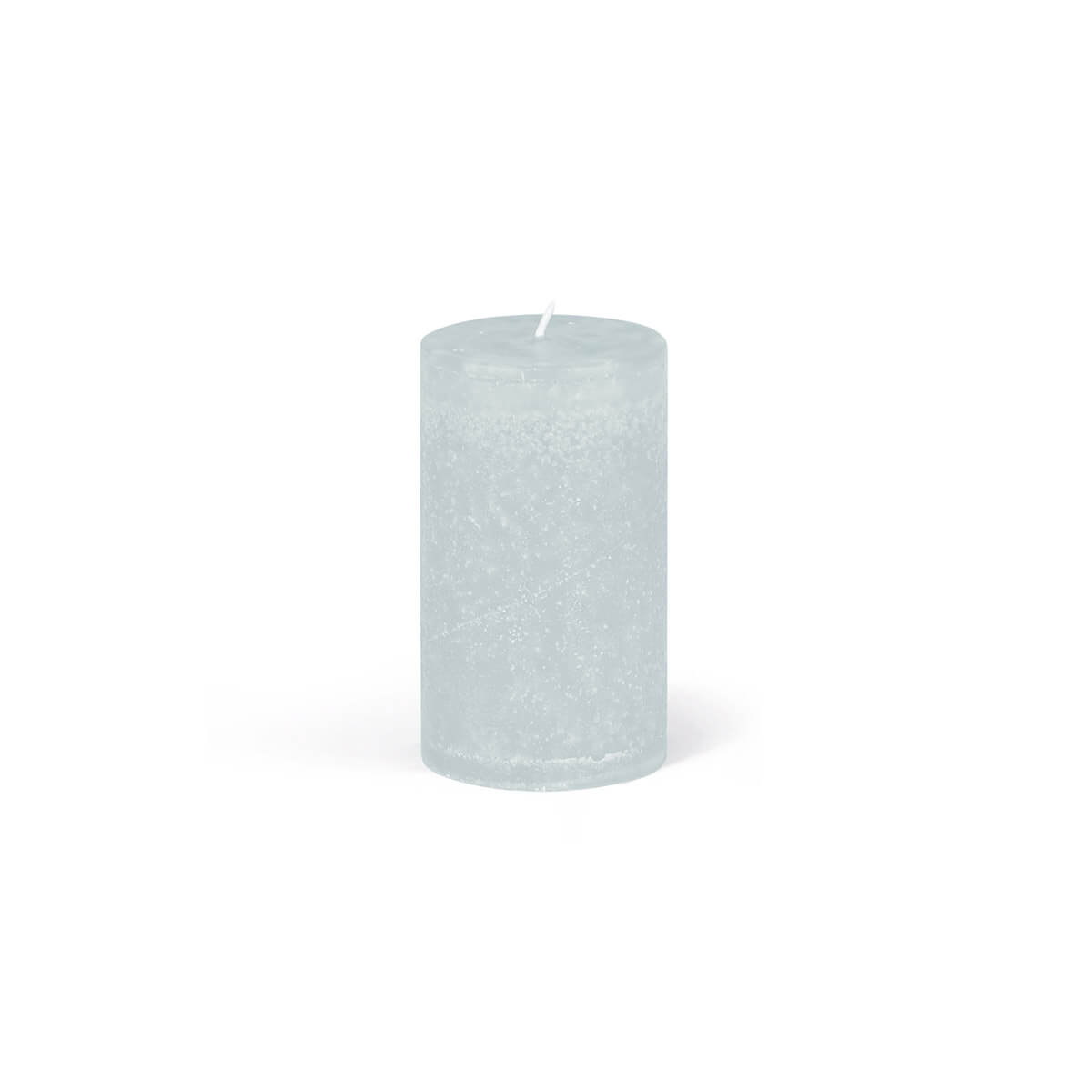 Une bougie cylindrique unique, de couleur bleu clair, repose sur un fond blanc. La bougie présente une texture légèrement rugueuse, semblable à du cristal, et une mèche blanche courte.