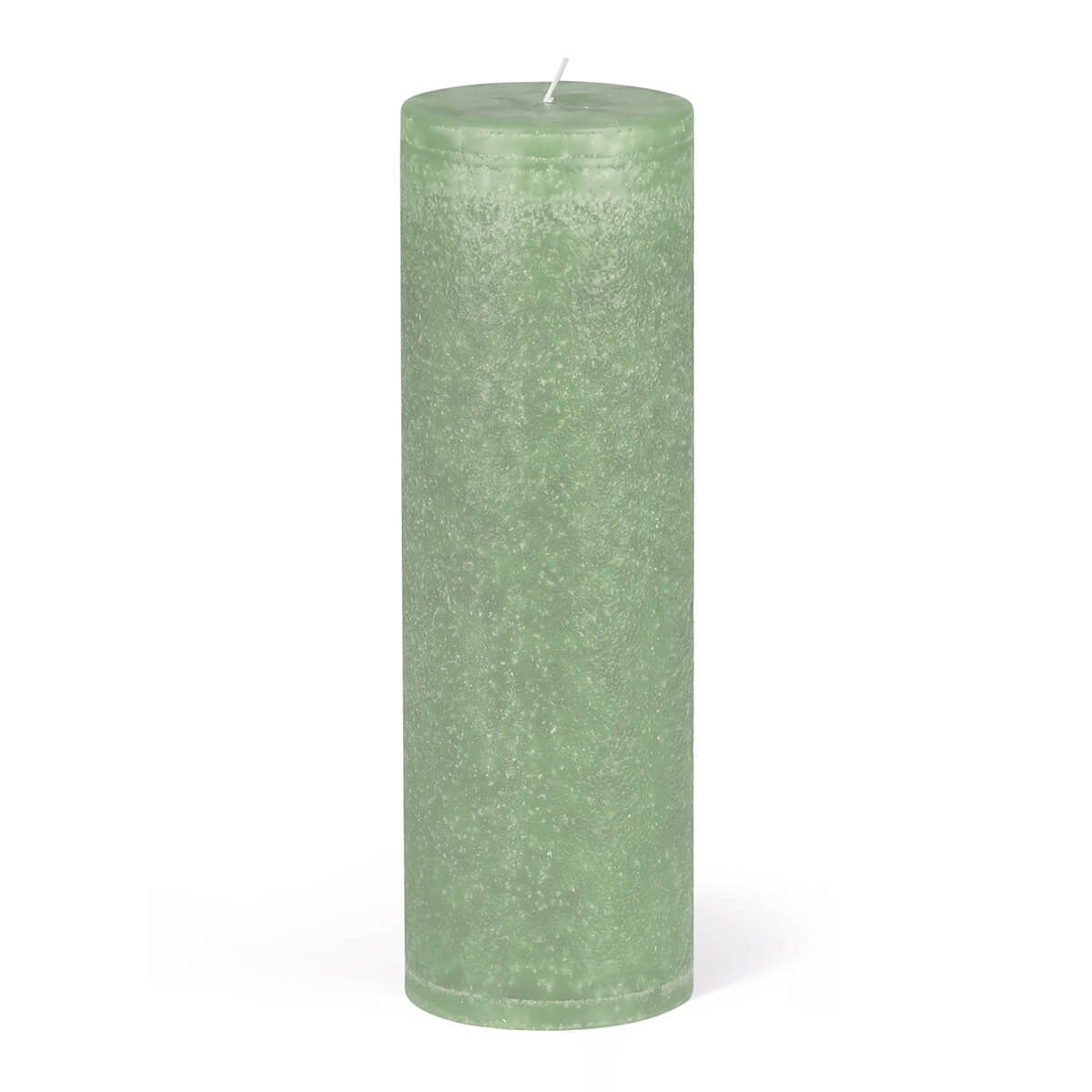 Bougie cylindrique verte à la surface mate, posée sur un fond blanc. La bougie est de forme cylindrique et comporte une mèche au centre de sa partie supérieure. Sa couleur est un vert discret d'aspect naturel.