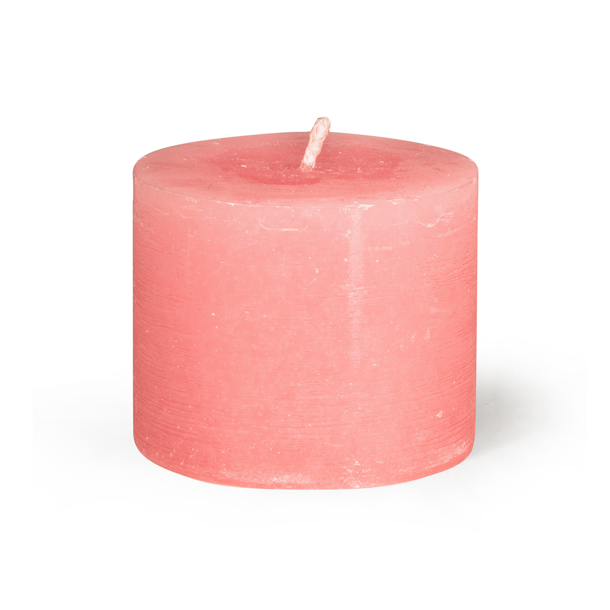 Une petite bougie cylindrique rose, dotée d'une mèche blanche épaisse, repose sur un fond blanc et projette une légère ombre.