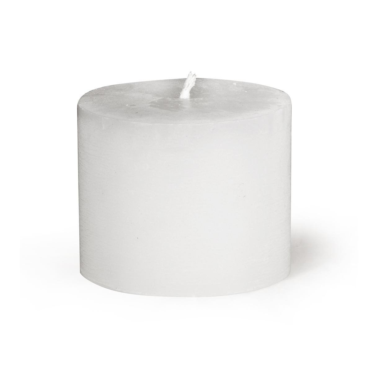 Une bougie de jardin blanche et cylindrique de la marque Hongler repose sur une surface blanche. La bougie est dotée d'une mèche épaisse qui dépasse de son centre. La surface de la bougie est rugueuse.